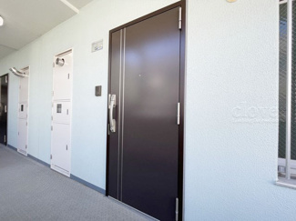 【その他共用部分】 | 皆様をお迎えする、お部屋の玄関ドア。開けやすさや開放角度、ドアノブの操作しやすさや鍵の形状などを、現地で一度ご確認ください。～即日のご見学可能～　お問合せはお気軽にどうぞ。