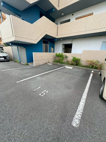 グランデパイースの駐車場