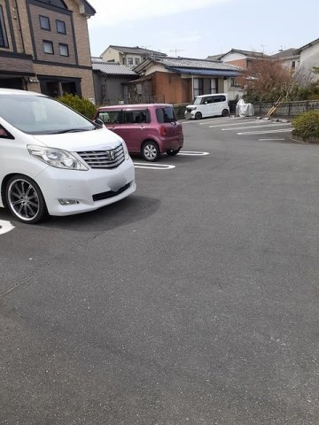 フォレストヒルズ１号館の駐車場