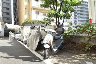【駐車場】 | バイク置き場。空き区画の有無や駐輪料金、サイズおよび排気量規定などについては、改めてお問い合わせください。～即日のご見学可能～　お問合せはお気軽にどうぞ。
