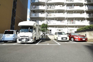 【駐車場】 | マンションの駐車場スペース。空きの有無や駐車料金、サイズ規定などについては、改めてお問い合わせください。～即日のご見学可能～　お問合せはお気軽にどうぞ。
