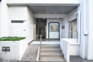 【エントランス】 | お客様を、そして住人を出迎えてくれるマンションのエントランス。ゴミが落ちていないことからも、管理状態の良さや住民の節度の高さが見て取れます。～即日のご見学可能～　お問合せはお気軽にどうぞ。
