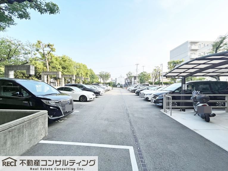 西宮能登レックスマンションの駐車場