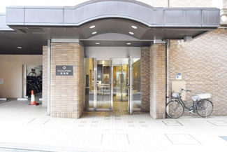 【エントランス】 | お客様を、そして住人を出迎えてくれるマンションのエントランス。ゴミが落ちていないことからも、管理状態の良さや住民の節度の高さが見て取れます。～即日のご見学可能～　お問合せはお気軽にどうぞ。