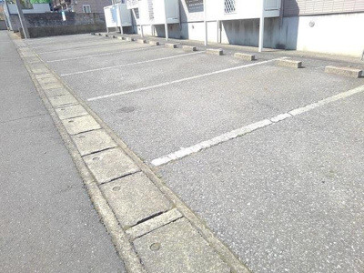 【駐車場】 | 茜ハイツ | 車をお持ちの方に嬉しい駐車場付きの物件です