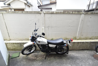 【駐車場】 | バイク置き場。空き区画の有無や駐輪料金、サイズおよび排気量規定などについては、改めてお問い合わせください。～即日のご見学可能～　お問合せはお気軽にどうぞ。
