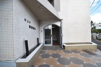 【エントランス】 | お客様を、そして住人を出迎えてくれるマンションのエントランス。ゴミが落ちていないことからも、管理状態の良さや住民の節度の高さが見て取れます。～即日のご見学可能～　お問合せはお気軽にどうぞ。
