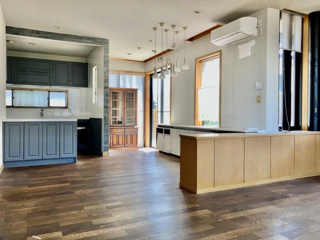 津西戸建の居間・リビング