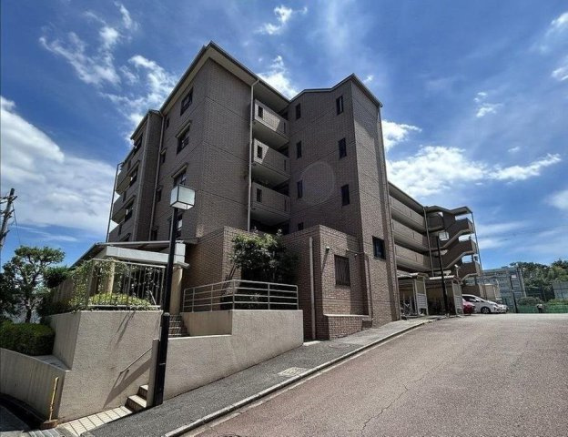 エスタシオン香里ヶ丘の外観|新しい生活にいかがでしょうか？外観はお住まいの顔になります。こだわりたいポイントですね。水回りリフォームやリノベーションも承ってます。
■現地見学・資金計画相談・住宅ローン相談もお問合せ受付中■