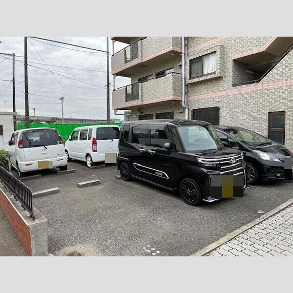 高石市綾園５丁目の賃貸マンションの駐車場|車をお持ちの方に嬉しい駐車場付きの物件です