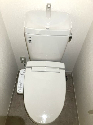 【トイレ】 | 平成ハイツ | トイレは温水洗浄便座付き♪人気のバストイレ別です♪トイレが2ヶ所あるのがうれしいですよね♪