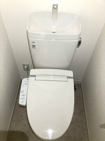 【トイレ】 | 平成ハイツ | トイレは温水洗浄便座付き♪人気のバストイレ別です♪トイレが2ヶ所あるのがうれしいですよね♪