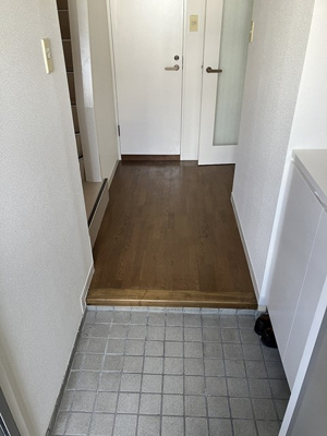 【展望】 | 平成ハイツ | 玄関から室内への景観です！右手に洋室6帖のお部屋、正面にトイレ、左手に階段があります☆