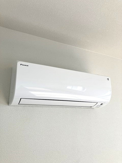 【設備】 | 平成ハイツ | 暑い夏や寒い冬に大活躍！リビングダイニングキッチンにあるエアコンです☆冷暖房完備で1年中快適に過ごせます♪