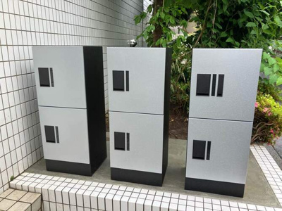 【設備】 | 平成ハイツ | 共用部には宅配BOXがあるので荷物の受け取りもスムーズに♪再配達を依頼する手間が省けます☆