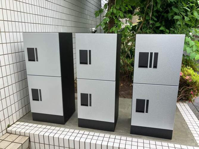 【設備】 | 平成ハイツ | 共用部には宅配BOXがあるので荷物の受け取りもスムーズに♪再配達を依頼する手間が省けます☆