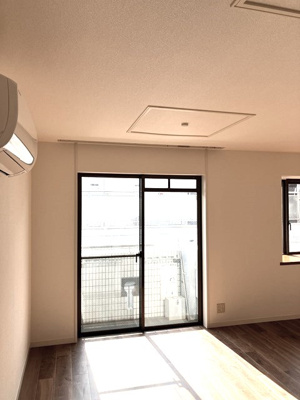 【居間・リビング】 | 平成ハイツ | 南西向きリビングダイニングキッチン15帖☆バルコニーに繋がるお部屋です♪エアコン付きで1年中快適に過ごせますね☆