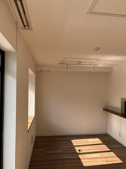 【居間・リビング】 | 平成ハイツ | 南西向きリビングダイニングキッチン15帖☆女性に人気なカウンターキッチンです！出窓には写真や小物を飾れるので、お部屋が華やぎますね☆