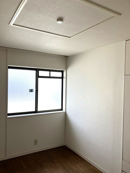 【洋室】 | 平成ハイツ | 洋室6.5帖☆リビングダイニングキッチンからみて左側にあるお部屋です♪ベッドを置いて寝室にするのもオススメです☆