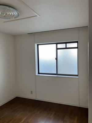 【洋室】 | 平成ハイツ | 洋室6帖☆玄関横にあるお部屋です♪子供部屋や書斎・寝室など多用途に使えそうですね♪