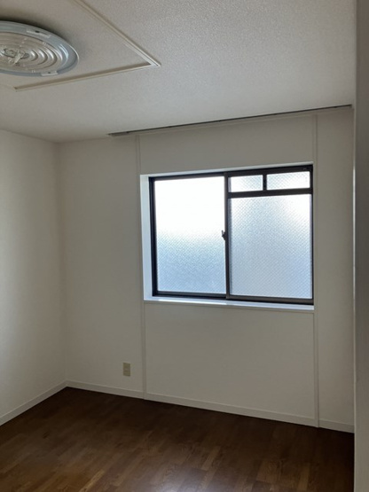 【洋室】 | 平成ハイツ | 洋室6帖☆玄関横にあるお部屋です♪子供部屋や書斎・寝室など多用途に使えそうですね♪