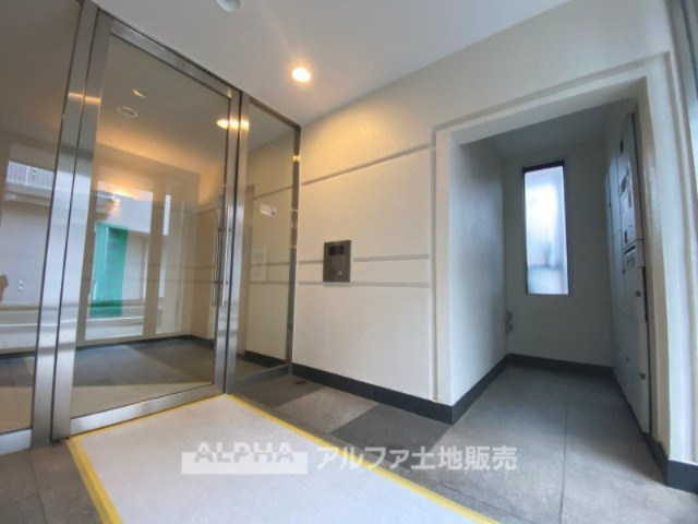 立川高松町パーク・ホームズのエントランス|【Welcome】
◆ウェルカム◆帰路につきタイルの上を歩るけばそこには「パーク・ホームズ」のエントランス。意匠性高くさり気なく気品ですら感じられる。これが「パーク・ホームズ」のpride