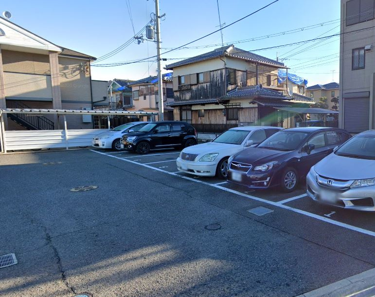 ポポラート泉の駐車場|車をお持ちの方に嬉しい駐車場付きの物件です