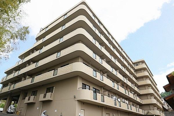 ロイヤルシャトー交野の外観|新しい生活にいかがでしょうか？外観はお住まいの顔になります。こだわりたいポイントですね。水回りリフォームやリノベーションも承ってます。
■現地見学・資金計画相談・住宅ローン相談もお問合せ受付中■