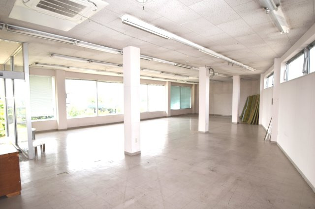 鏡町上鏡店舗の内装