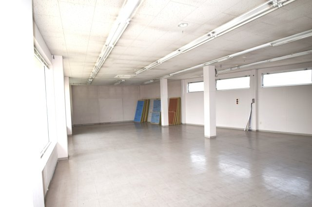 鏡町上鏡店舗の内装