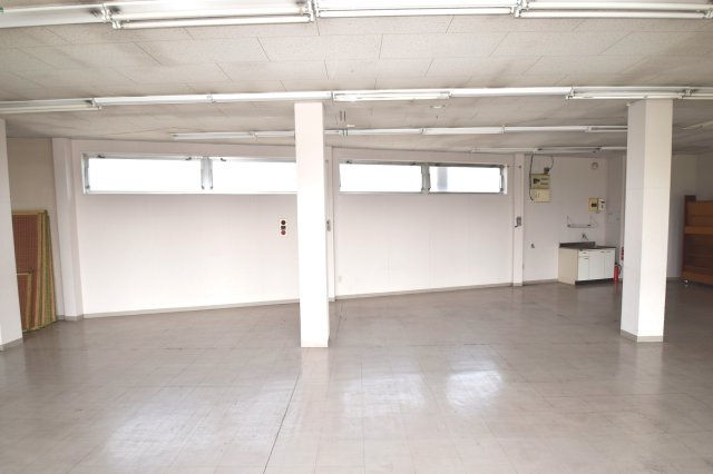 鏡町上鏡店舗の内装