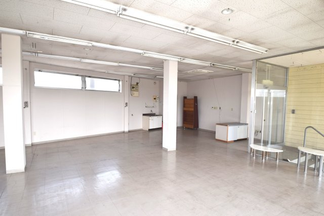 鏡町上鏡店舗の内装