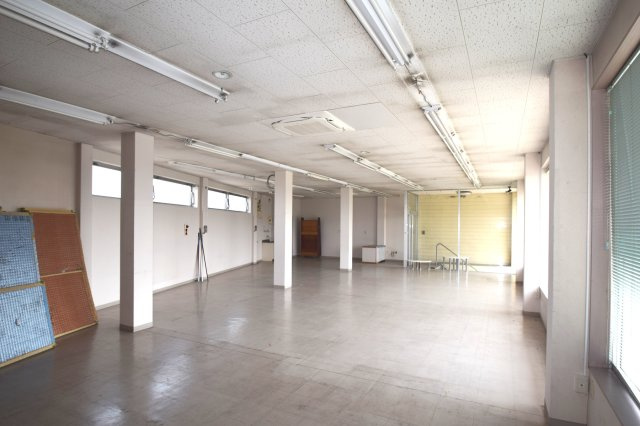 鏡町上鏡店舗の内装