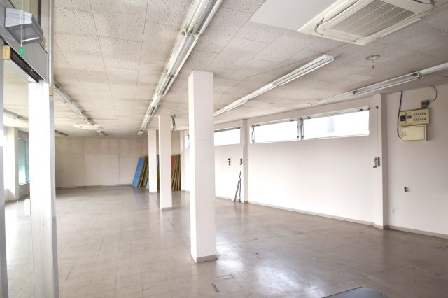 鏡町上鏡店舗の内装