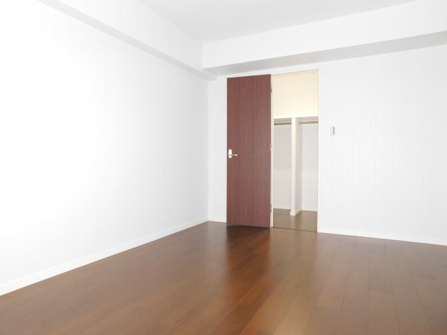 名古屋市中村区岩塚町字一里山の中古マンションの洋室|◇洋室◇　明るい洋室７．５帖　ウォークインクローゼット完備！　（２０２４年９月リフォーム済）