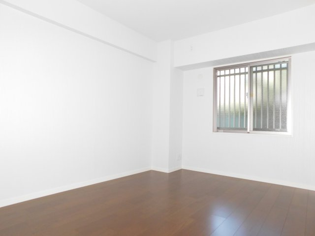 名古屋市中村区岩塚町字一里山の中古マンションの洋室|◇洋室◇　　明るい洋室６．５帖　全居室収納完備！　（２０２４年９月リフォーム済）