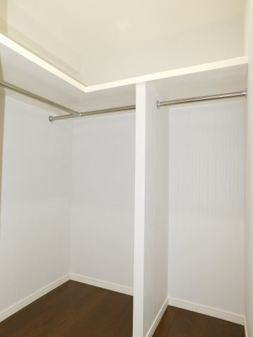 名古屋市中村区岩塚町字一里山の中古マンションの収納|◇ウォークインクローゼット◇　　大きな荷物もしっかり収納できるウォークインクローゼット♪