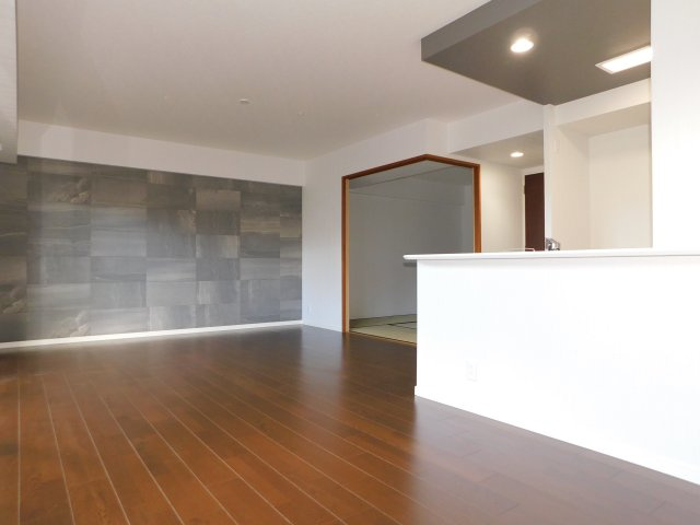 名古屋市中村区岩塚町字一里山の中古マンションの居間・リビング|◇リビング◇　　明るいリビング１８．８帖　おしゃれなアクセントクロスのリビング♪　（２０２４年９月リフォーム済）