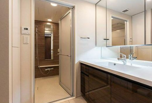 【中古マンション】パークホームズ川越新富町アドーアの独立洗面台|朝の身支度に欠かせない三面鏡の洗面台です！