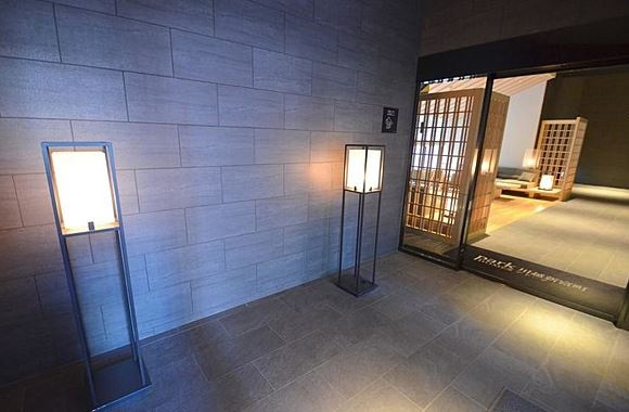 【中古マンション】パークホームズ川越新富町アドーアのエントランス|夜のエントランス