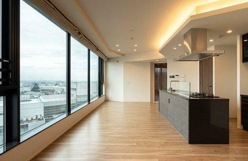 【中古マンション】パークホームズ川越新富町アドーアの居間・リビング|18.5帖のゆとりあるLDKです！
リビングからの眺めもとても良いです！