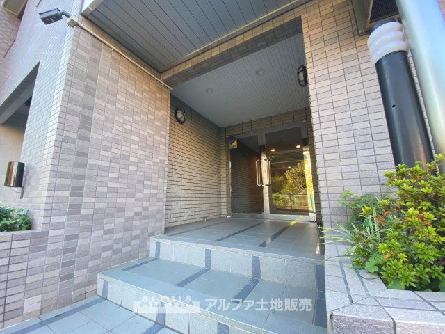 ネオステージ多摩センターの外観|【outward appearance】
◆外観◆空隙と緑が織りなす柔らな陽射しと薫風を頬で感じさせ、さりげなく気が利いていて穏やかな雰囲気を醸し出すエリア。