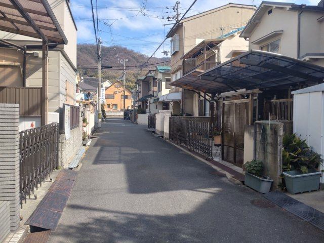 売土地　大東市北条1丁目（上物有・建築条件無し）の前面道路含む現地写真