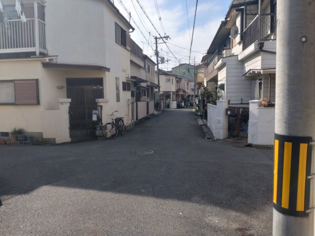 売土地　大東市北条1丁目（上物有・建築条件無し）の前面道路含む現地写真