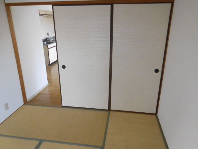 郡家シャトルマンションの和室