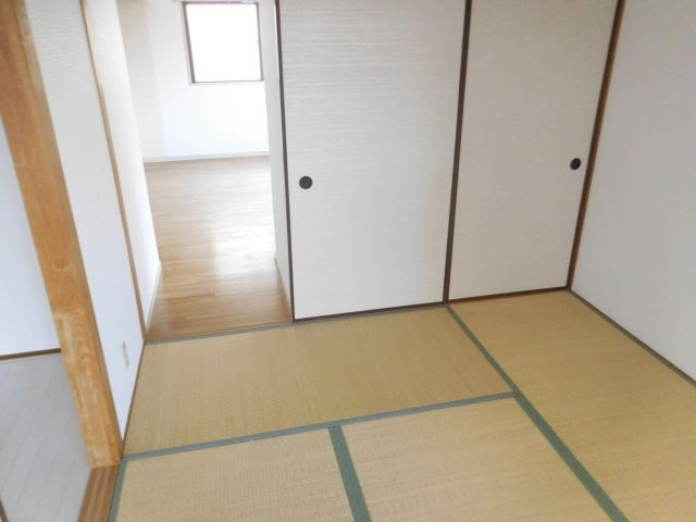 郡家シャトルマンションの和室