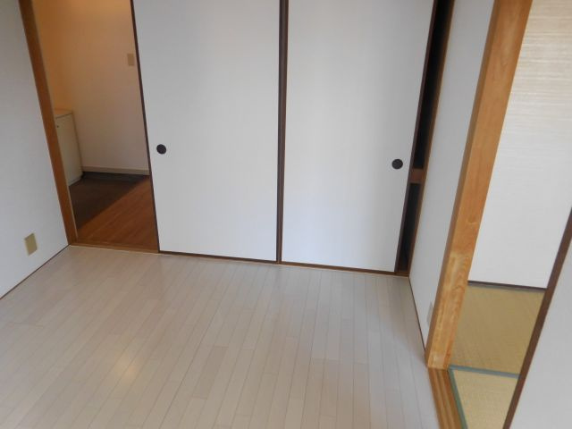 郡家シャトルマンションの和室