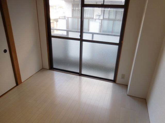 郡家シャトルマンションの洋室