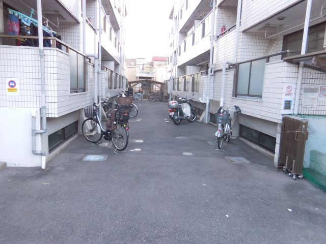 郡家シャトルマンションの駐車場