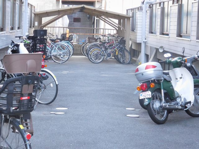 郡家シャトルマンションの駐車場
